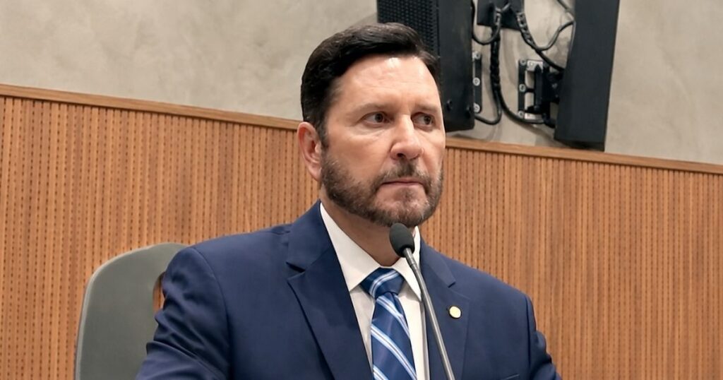 Romeu Aldigueri durante sessão na Assembleia Legislativa do Ceará em meio a investigação do TRE sobre perfis acusados de divulgar fake news com inteligência artificial.