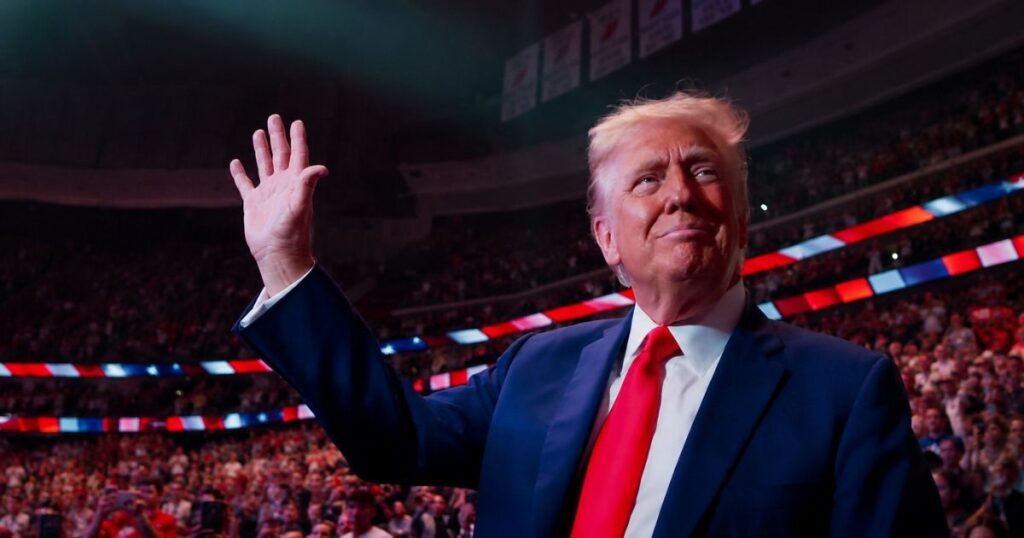 Donald Trump acena para apoiadores durante evento nos Estados Unidos em meio ao debate sobre queda de aprovação e impacto político para republicanos.