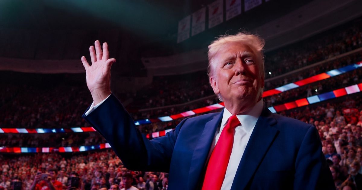 Donald Trump acena para apoiadores durante evento nos Estados Unidos em meio ao debate sobre queda de aprovação e impacto político para republicanos.