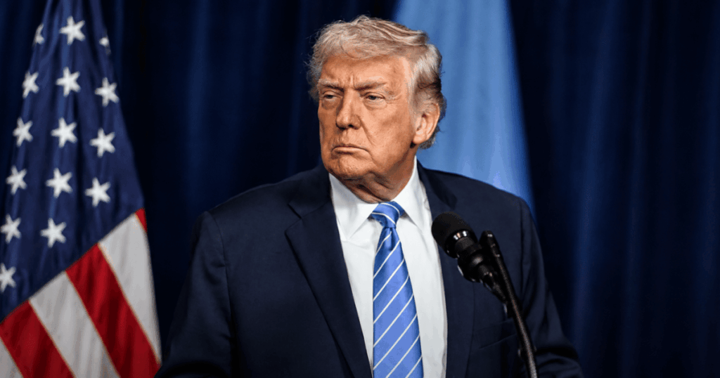 Donald Trump durante pronunciamento após vitória de Abelardo de la Espriella na Colômbia, em imagem que ilustra os impactos da nova aliança entre Estados Unidos e o governo colombiano.