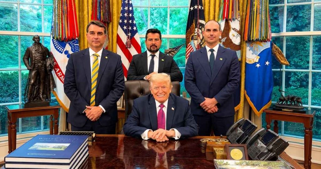Donald Trump posa no Salão Oval da Casa Branca ao lado de Flávio Bolsonaro, Eduardo Bolsonaro e integrante da comitiva durante encontro em Washington.