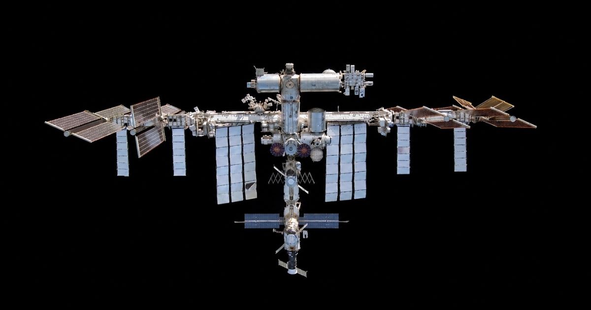 Imagem da Estação Espacial Internacional (ISS) em órbita após alerta da NASA provocado por vazamento de ar no módulo russo Zvezda.