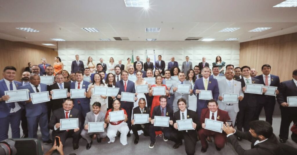 Vereadores de Fortaleza durante cerimônia de diplomação da atual legislatura; 22 parlamentares são pré-candidatos às eleições de 2026.