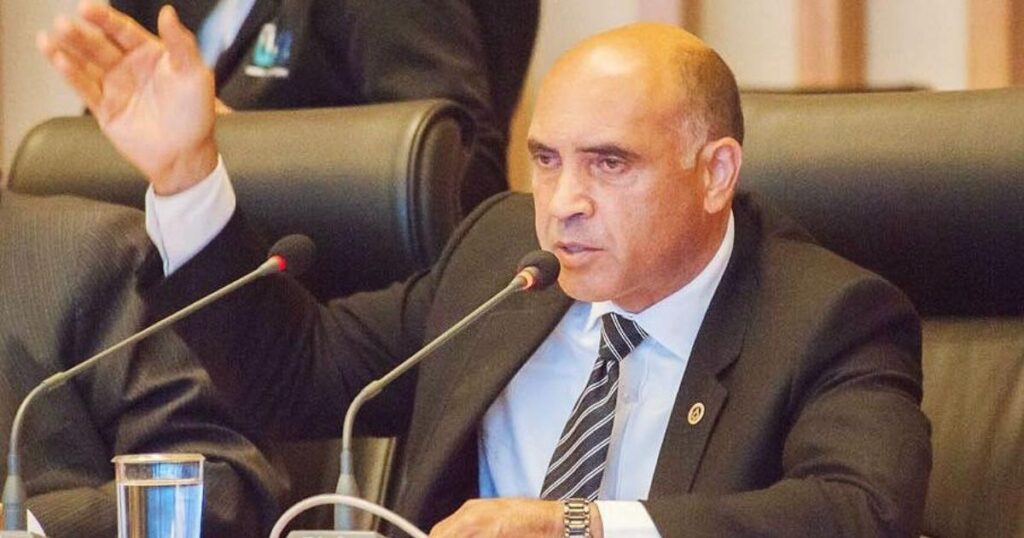 Wellington Luiz durante sessão legislativa no Distrito Federal em meio à crise interna do MDB envolvendo aliados de Ibaneis Rocha e Celina Leão.
