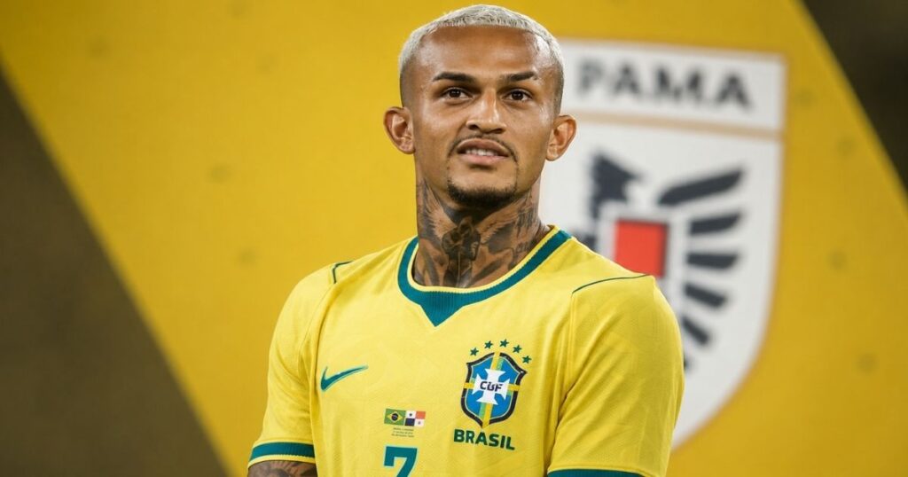 Wesley com a camisa da Seleção Brasileira antes de ser cortado da Copa do Mundo após lesão muscular na coxa esquerda.