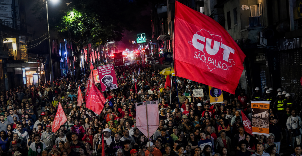 Manifestação organizada pela CUT São Paulo em defesa da PEC do fim da escala 6x1 reúne trabalhadores durante ato que pressiona o Senado pela redução da jornada de trabalho.