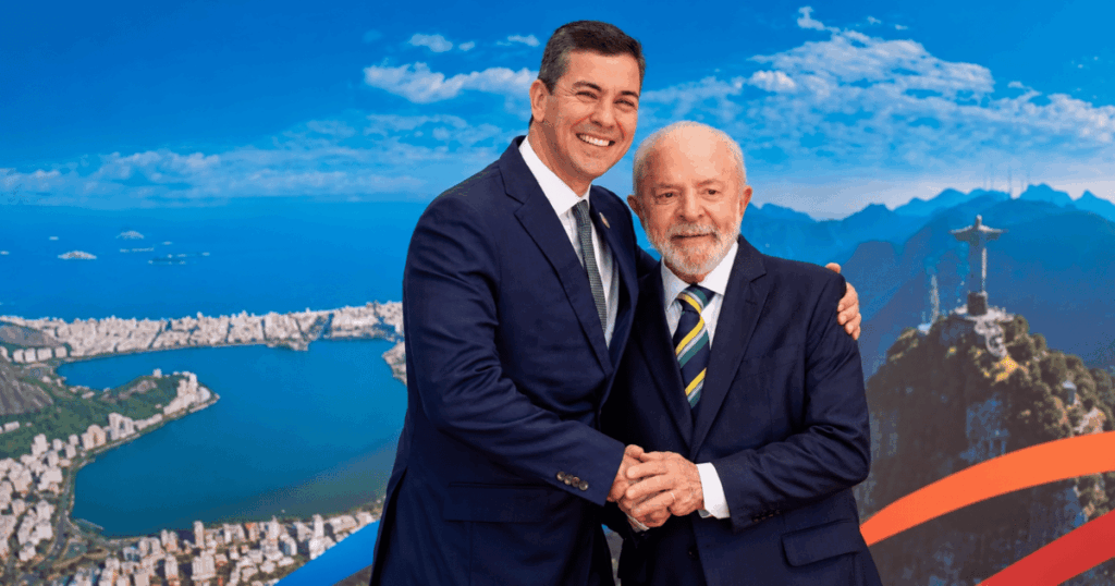 Lula e Santiago Peña durante encontro do G20 no Rio de Janeiro, em 2024, antes da crise diplomática entre Brasil e Paraguai.