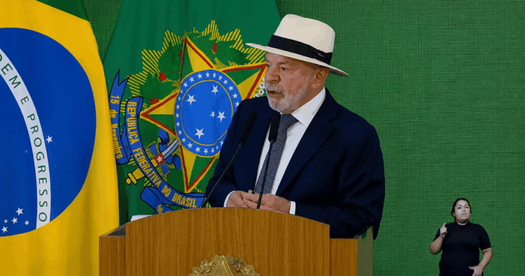 Presidente Luiz Inácio Lula da Silva durante cerimônia no Palácio do Planalto, onde afirmou que o Brasil continuará negociando com os Estados Unidos e buscará novos mercados após a entrada em vigor da tarifa de 25% sobre produtos brasileiros.