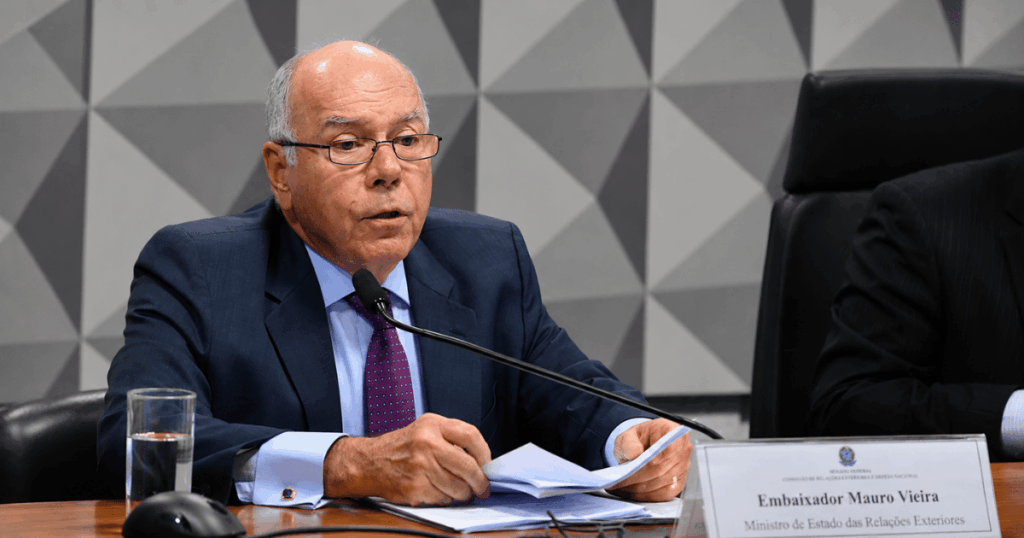 O ministro das Relações Exteriores, Mauro Vieira, durante sessão no Senado. Chanceler conduz a resposta diplomática do Brasil após declarações do presidente argentino Javier Milei.