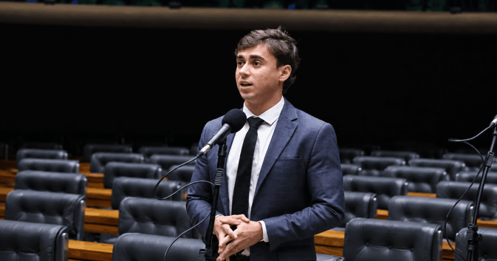 Deputado federal Nikolas Ferreira durante evento político. O parlamentar negou conversas para deixar o PL após dirigentes do Partido Novo afirmarem interesse em sua filiação.