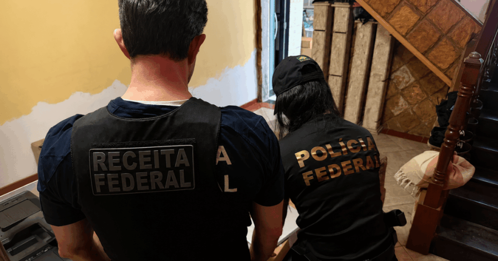 Agentes da Polícia Federal durante a Operação Backdoor, que investiga suposto esquema de desvio de patrimônio da Receita Federal por meio de falsas doações.