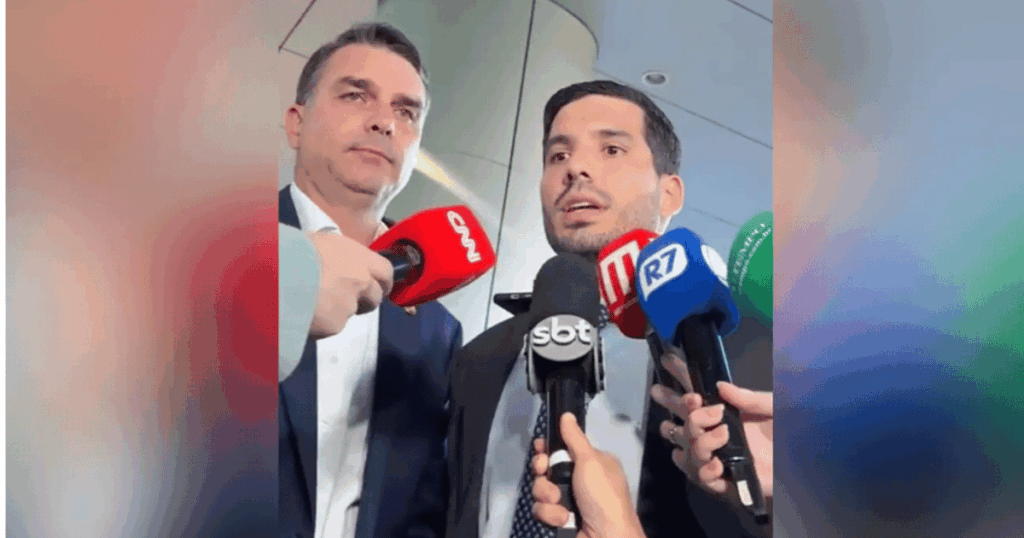 Flávio Bolsonaro concede entrevista ao lado de André Fernandes durante agenda política que antecede visita ao Ceará após crise envolvendo Michelle Bolsonaro.