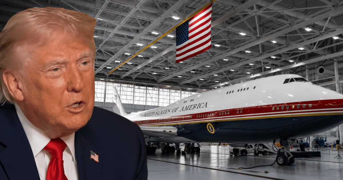 Donald Trump em montagem ao lado do novo Air Force One, um Boeing 747-8 doado pelo governo do Catar e utilizado no primeiro voo presidencial da aeronave.