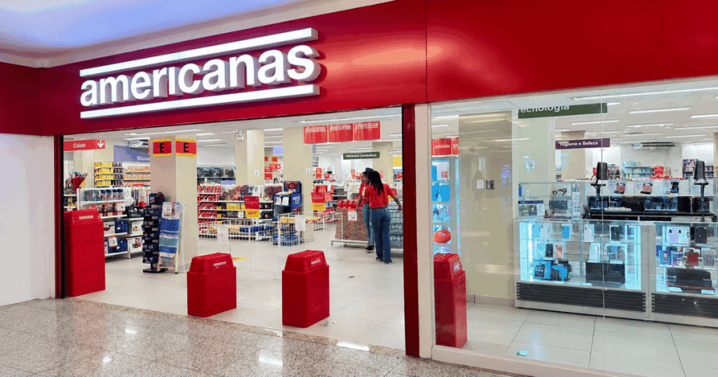 Fachada de uma loja Americanas durante investigação da PF sobre a fraude contábil e a "Versão 0" dos balanços.