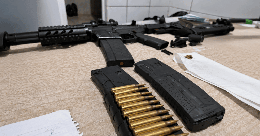 Armas apreendidas e exibidas pela Polícia Militar durante operação. Levantamento mostra aumento da participação do Nordeste nas apreensões de armamentos no país.