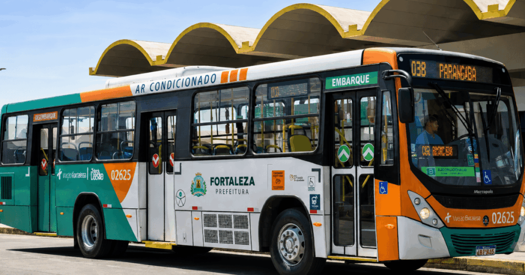 Ônibus do transporte coletivo circula em Fortaleza durante período de queda dos assaltos registrada em 2025 e no primeiro semestre de 2026.