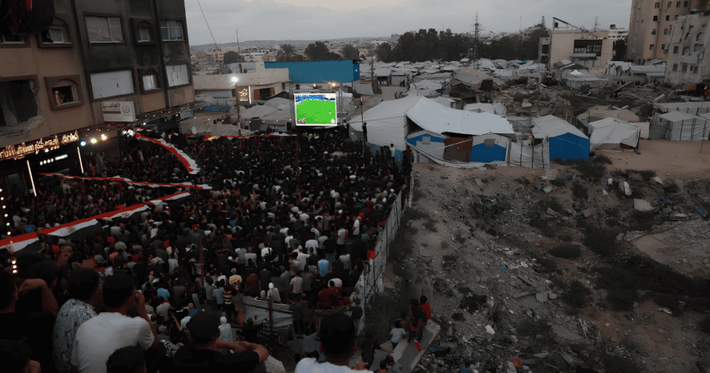 Funcionário do Comitê Egípcio em Gaza organiza transmissão pública da Copa do Mundo antes do bombardeio israelense que matou quatro pessoas.