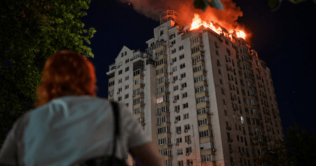 Prédio residencial em chamas após ataque russo a Kiev durante bombardeio com mísseis e drones que atingiu a capital da Ucrânia.