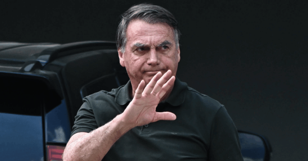 Policiais federais durante nova busca na residência de Jair Bolsonaro em Brasília após divergência na entrega de armas registradas determinada pelo STF.