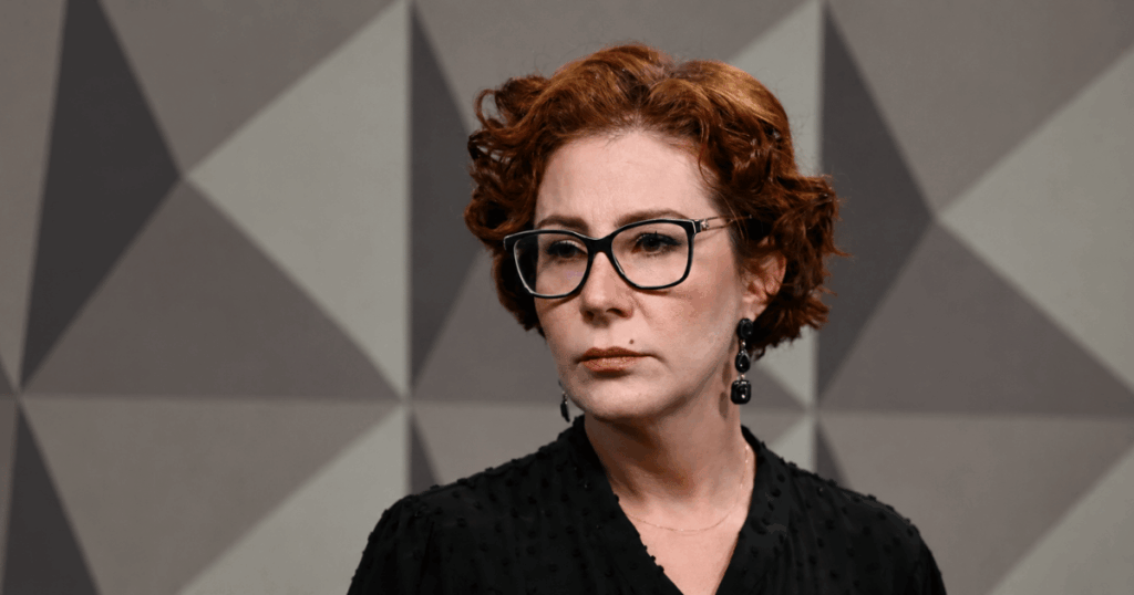 Carla Zambelli durante manifestação pública. A ex-deputada aguarda novo julgamento na Justiça italiana, que decidirá se ela será extraditada ao Brasil.