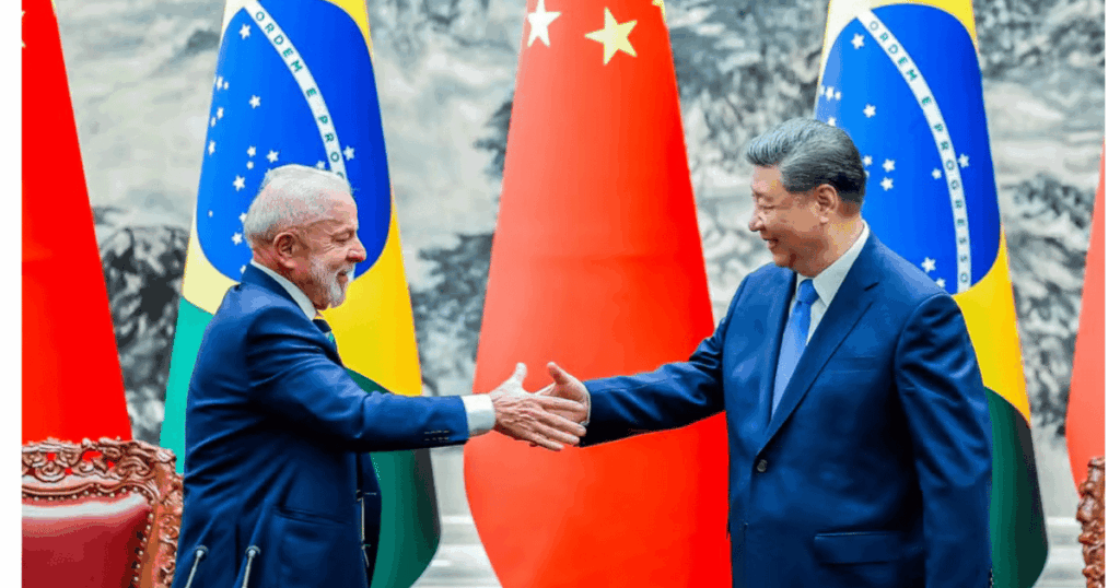 Lula e Xi Jinping se cumprimentam durante cerimônia oficial no Palácio do Povo, em Pequim, em encontro que reforçou a parceria entre Brasil e China.