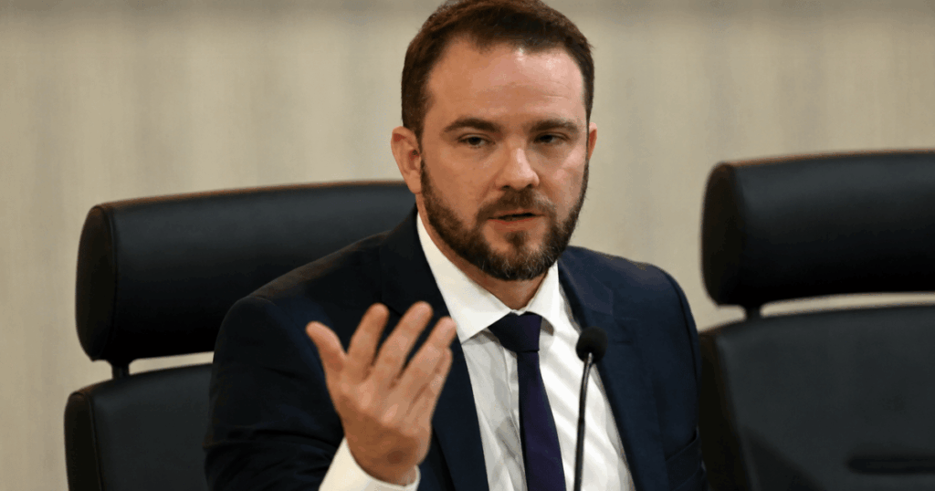 Dario Durigan, ministro da Fazenda, durante declaração sobre juros altos e política econômica do governo.