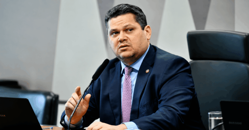 Davi Alcolumbre participa de reunião no Senado durante discussões sobre a PEC do fim da escala 6x1 e a redução da jornada de trabalho.