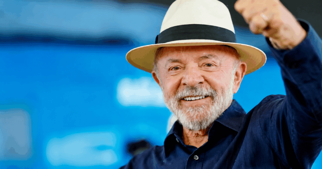 Presidente Luiz Inácio Lula da Silva durante evento público, imagem usada em reportagem sobre a liderança nas pesquisas a 90 dias da eleição de 2026.