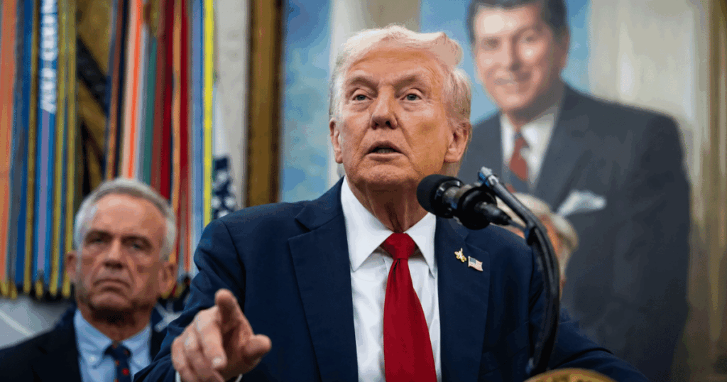 Donald Trump durante anúncio da tarifa de 25% aplicada a produtos brasileiros após investigação comercial dos Estados Unidos.