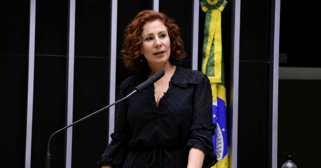 Carla Zambelli discursa na tribuna da Câmara dos Deputados durante período em que exercia o mandato parlamentar.