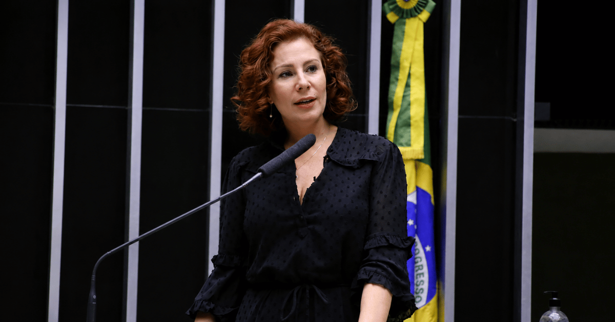 Carla Zambelli discursa na tribuna da Câmara dos Deputados durante período em que exercia o mandato parlamentar.
