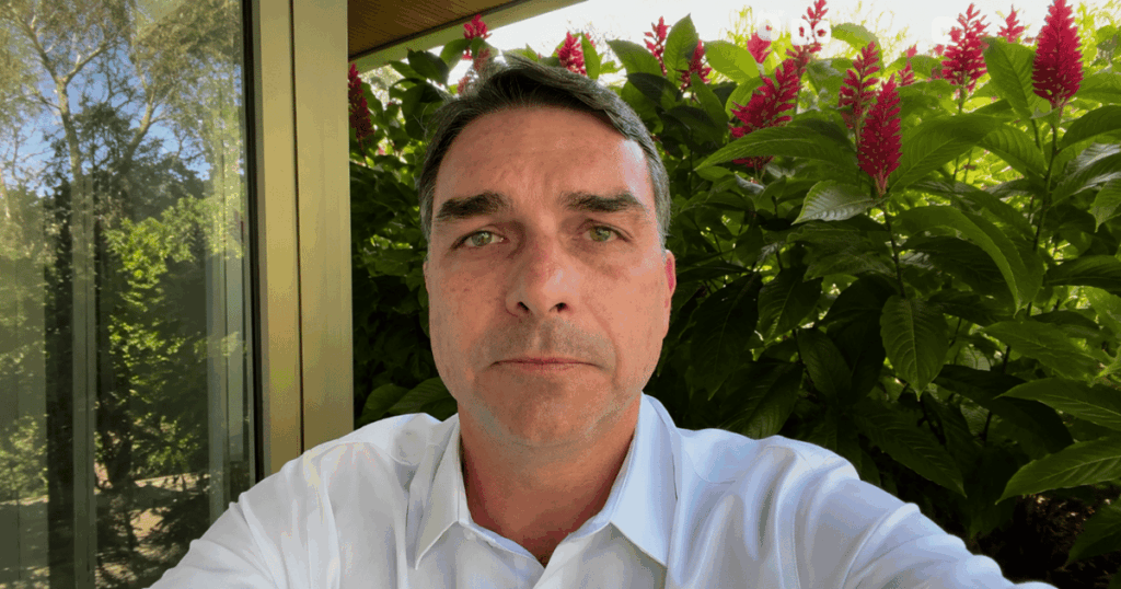 Flávio Bolsonaro durante evento público; escritório do senador aparece em documentos fiscais citados em reportagem sobre empresas ligadas ao caso Banco Master.
