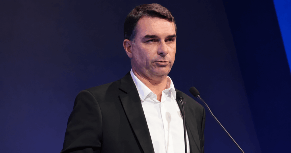 Flávio Bolsonaro durante agenda política em meio às articulações da União Progressista para as eleições de 2026.
