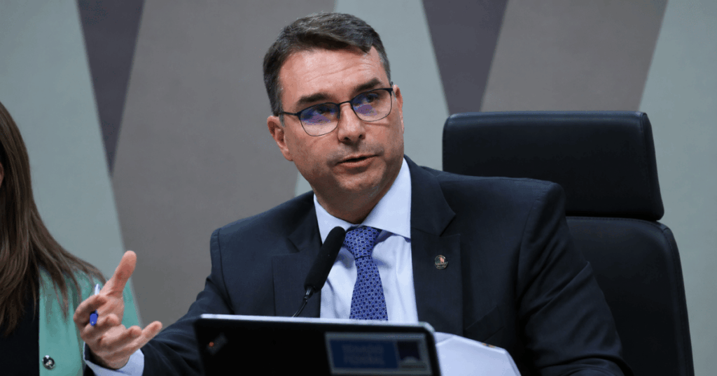Senador Flávio Bolsonaro, que foi convocado para prestar depoimento à Polícia Federal em investigação por suposta calúnia contra o presidente Luiz Inácio Lula da Silva.