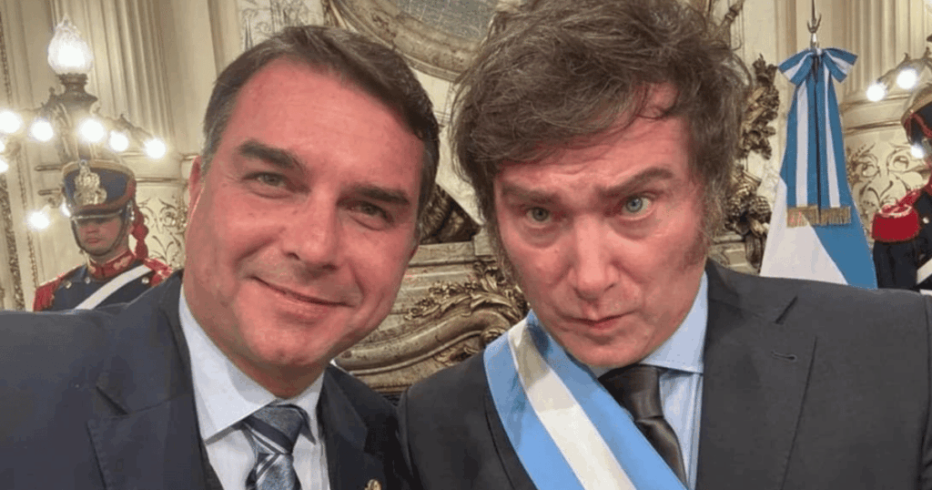 Flávio Bolsonaro e o presidente da Argentina, Javier Milei, antes da convenção do PL em São Paulo.