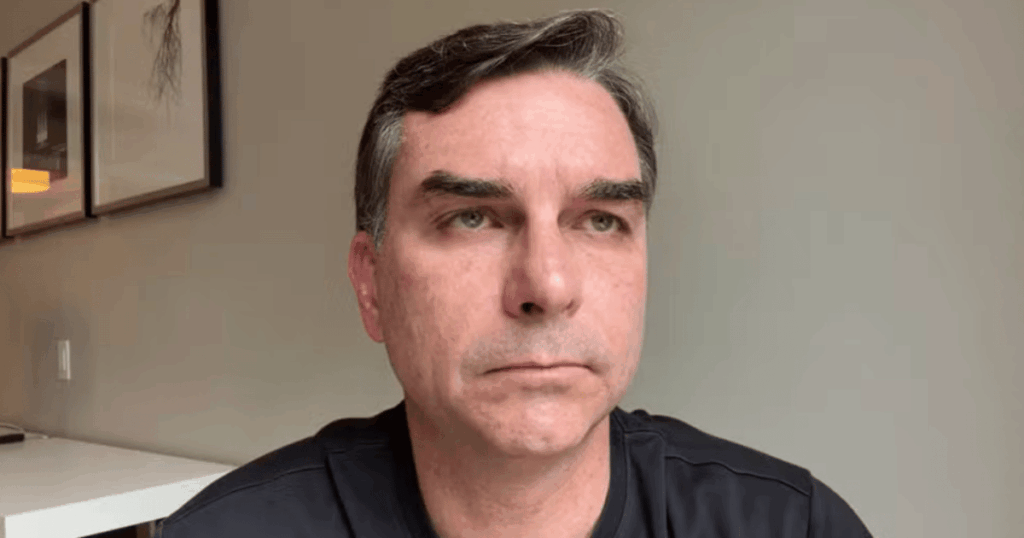 Flávio Bolsonaro durante transmissão ao vivo em que comentou as tarifas dos Estados Unidos sobre produtos brasileiros.