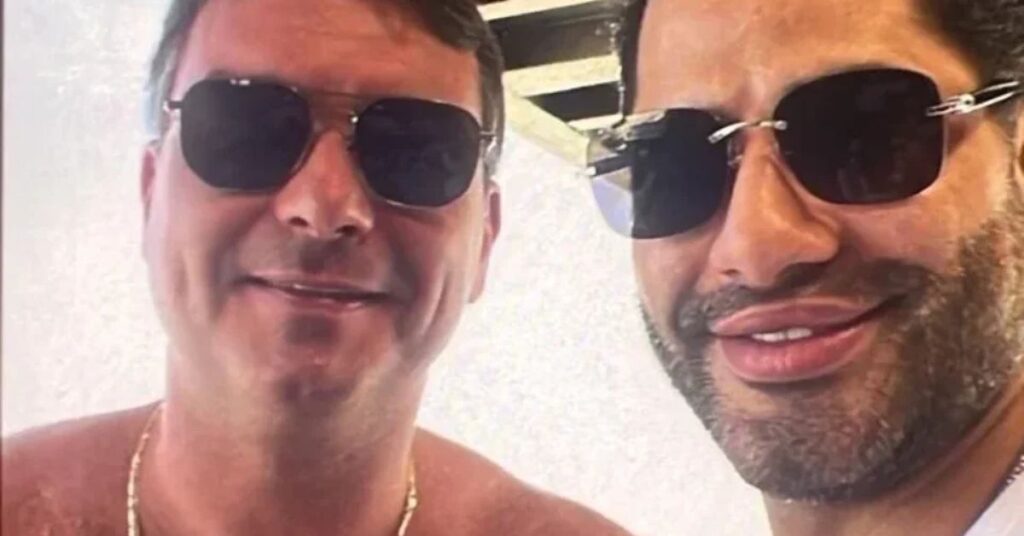 Flávio Bolsonaro aparece ao lado de Luiz Phillipi Mourão, conhecido como Sicário, em fotografia atribuída a 2022.