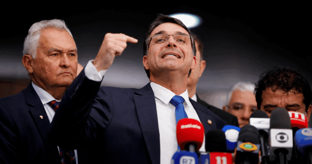Flávio Bolsonaro fala à imprensa durante coletiva sobre as audiências nos Estados Unidos que discutem o tarifaço contra produtos brasileiros.
