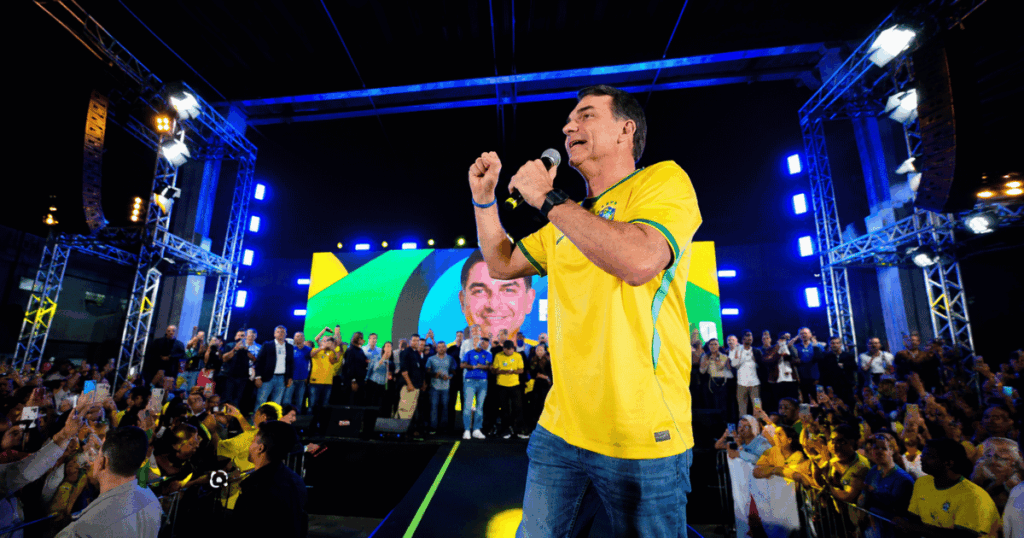 Flávio Bolsonaro discursa durante evento de pré-campanha à Presidência da República, em ato com apoiadores.