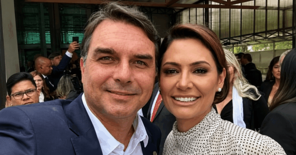 Flávio Bolsonaro e Michelle Bolsonaro durante evento público antes da crise política no PL.