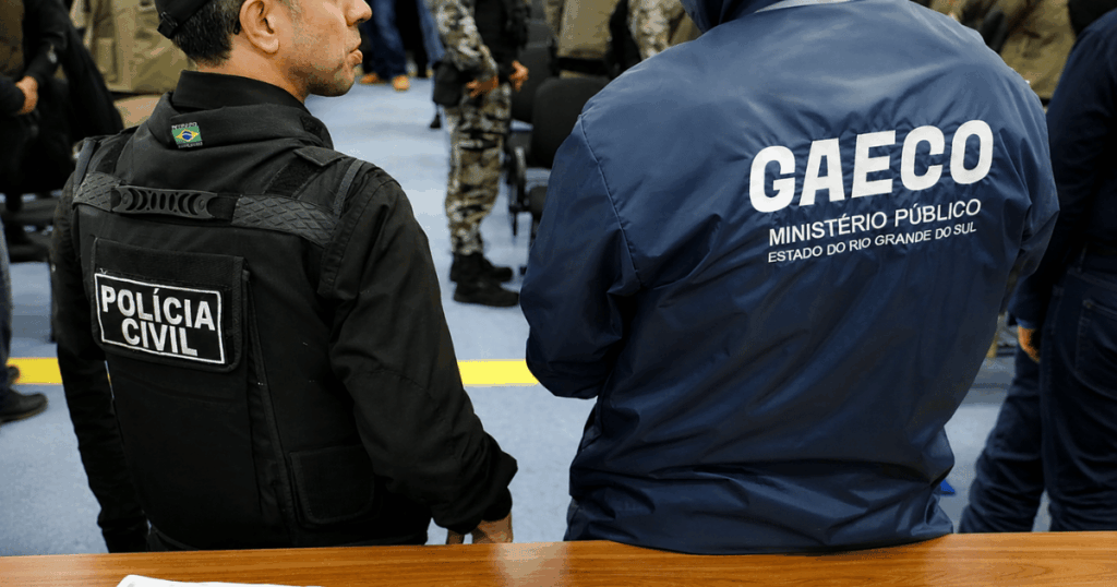 Operação Electus cumpre mandados em Santa Catarina durante investigação sobre fraude em concurso público, que resultou no afastamento de 17 servidores e na suspensão da nomeação de oito candidatos aprovados.