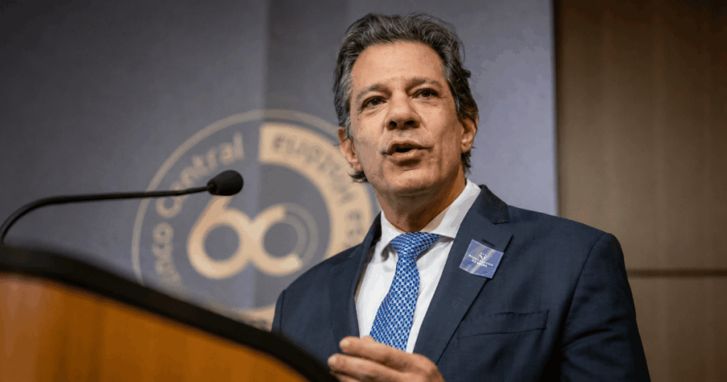 Fernando Haddad durante discurso na convenção do PT, em que criticou a gestão de Tarcísio de Freitas, as privatizações da Sabesp e as concessões do transporte ferroviário em São Paulo.