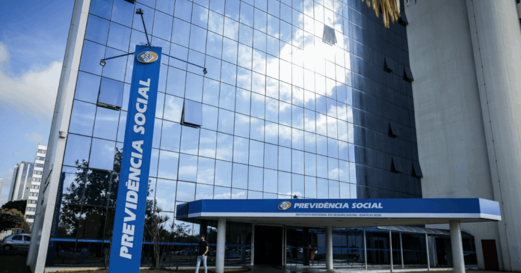Polícia Federal e CGU investigam esquema de fraude no INSS com uso de falsas declarações de pertencimento a comunidades indígenas.