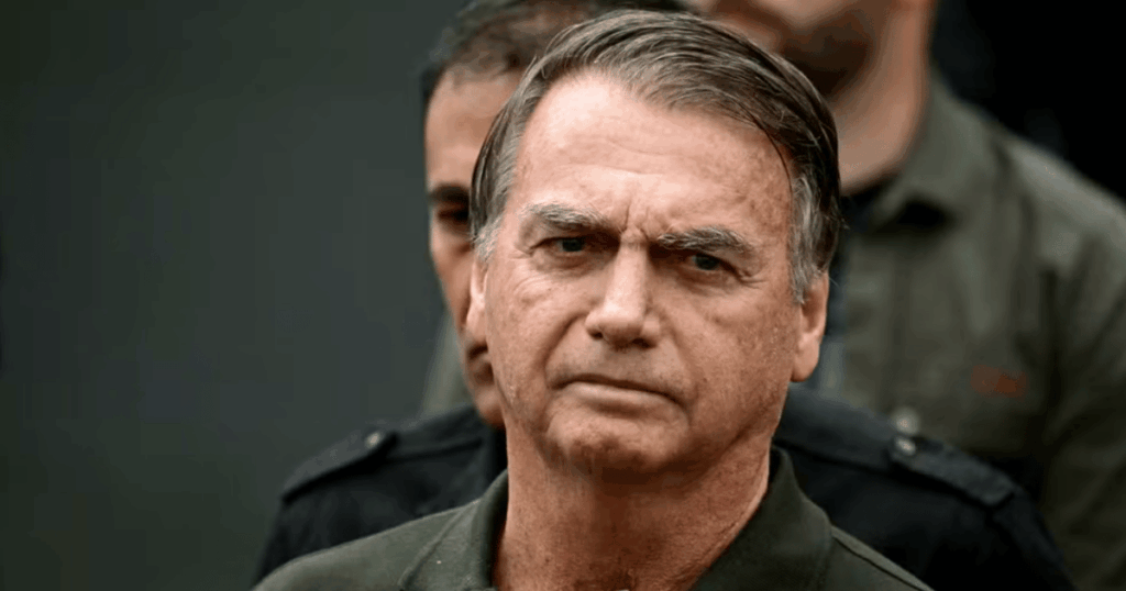 Jair Bolsonaro durante evento público; ex-presidente foi condenado a 27 anos e 3 meses de prisão.