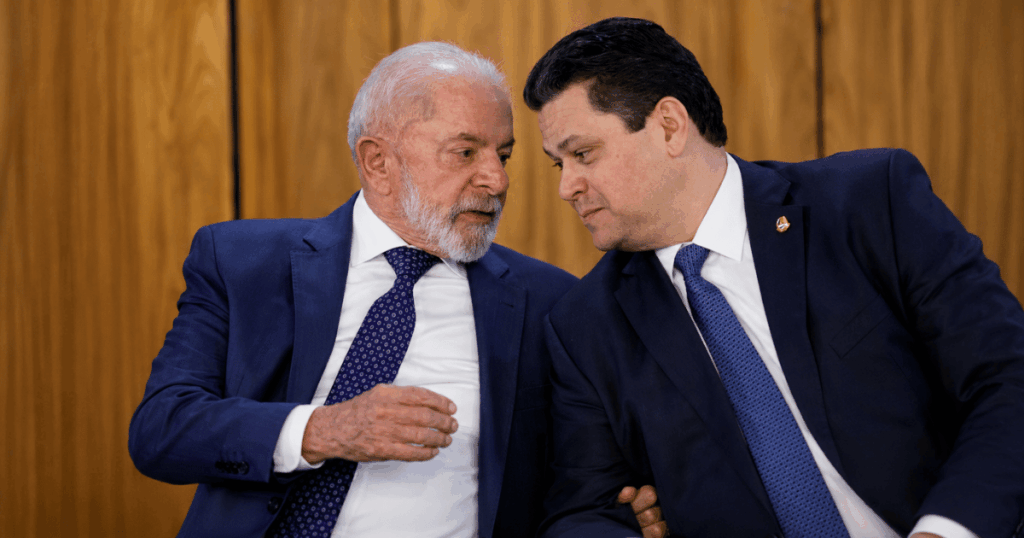 : Presidente Luiz Inácio Lula da Silva conversa com o presidente do Senado, Davi Alcolumbre, durante evento institucional em Brasília.
