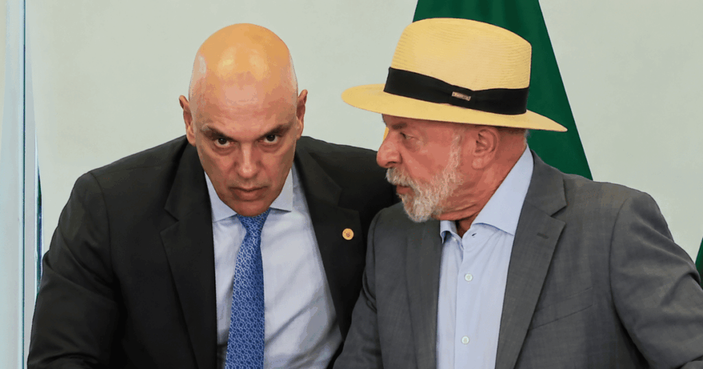 Lula conversa com Alexandre de Moraes após cerimônia de sanção da lei do Pix Pensão Alimentícia no Palácio do Planalto.