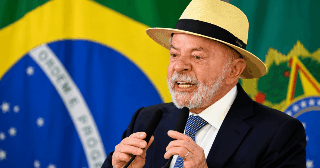 O presidente Luiz Inácio Lula da Silva durante declaração sobre as tarifas impostas pelos Estados Unidos e a intenção do Brasil de recorrer à Organização Mundial do Comércio (OMC).