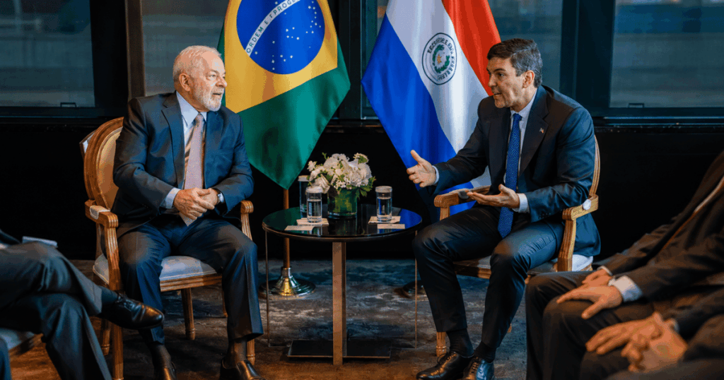 Presidente Luiz Inácio Lula da Silva ao lado do presidente do Paraguai, Santiago Peña, durante encontro oficial em Brasília.