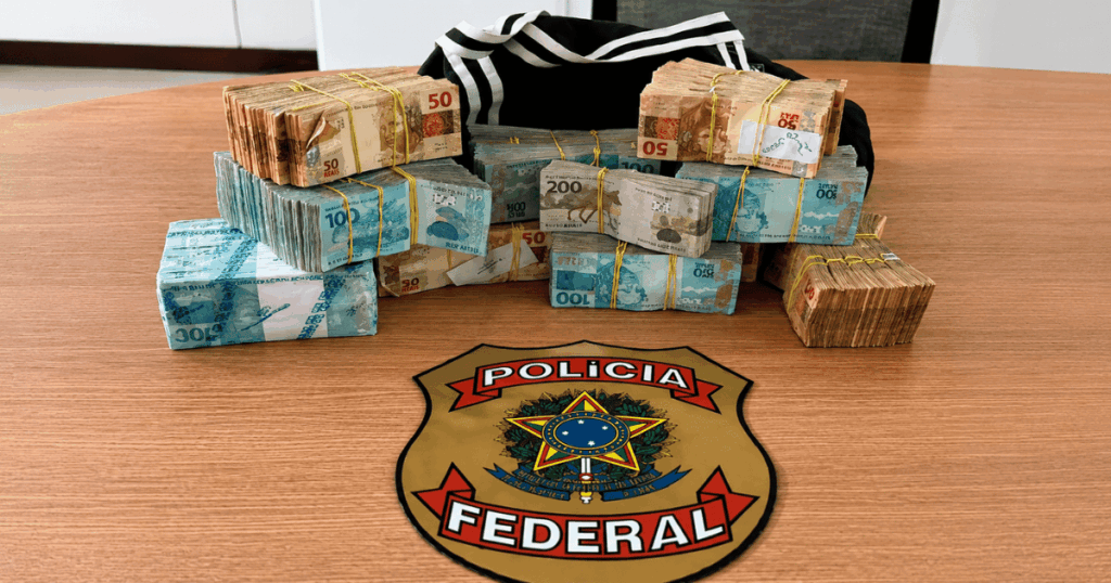 Dinheiro apreendido pela Polícia Federal em investigação contra médico em Alagoas; Ministério Público defendeu que o caso permaneça na primeira instância.