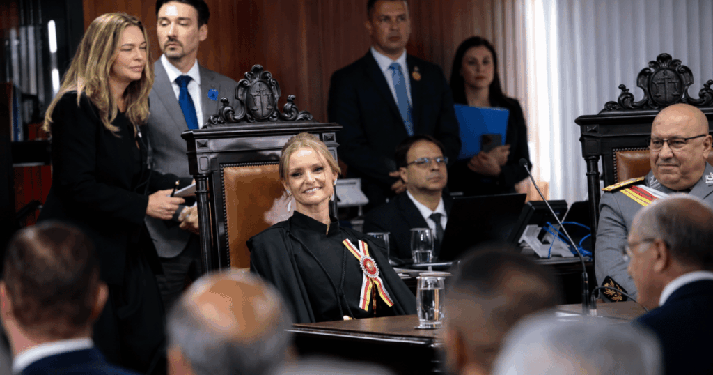 Ministra do STM, Verônica Sterman, durante cerimônia no tribunal; caso envolve pagamento de R$ 700 mil feito pela empresa ACX ITC, investigada por suspeitas de lavagem de dinheiro.